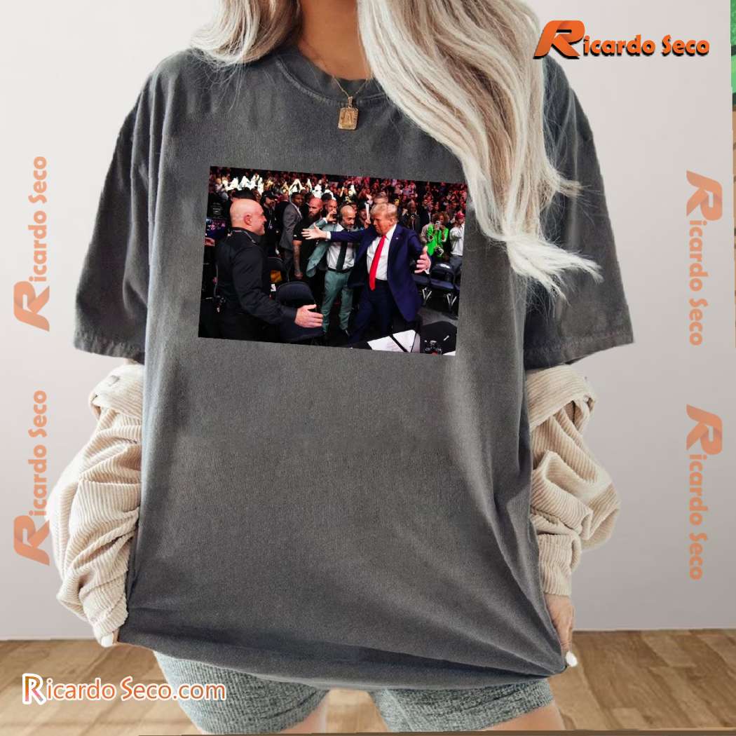 Donald Trump Hug Joe Rogan Graphic Unisex T-shirt 0wSDyu2