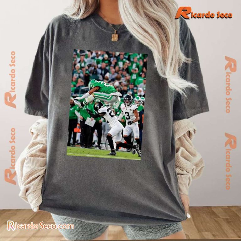 Saquon Barkley And The Eagles Are Hurdling The Competition Graphic Classic Men Shirt wYHxkJ1