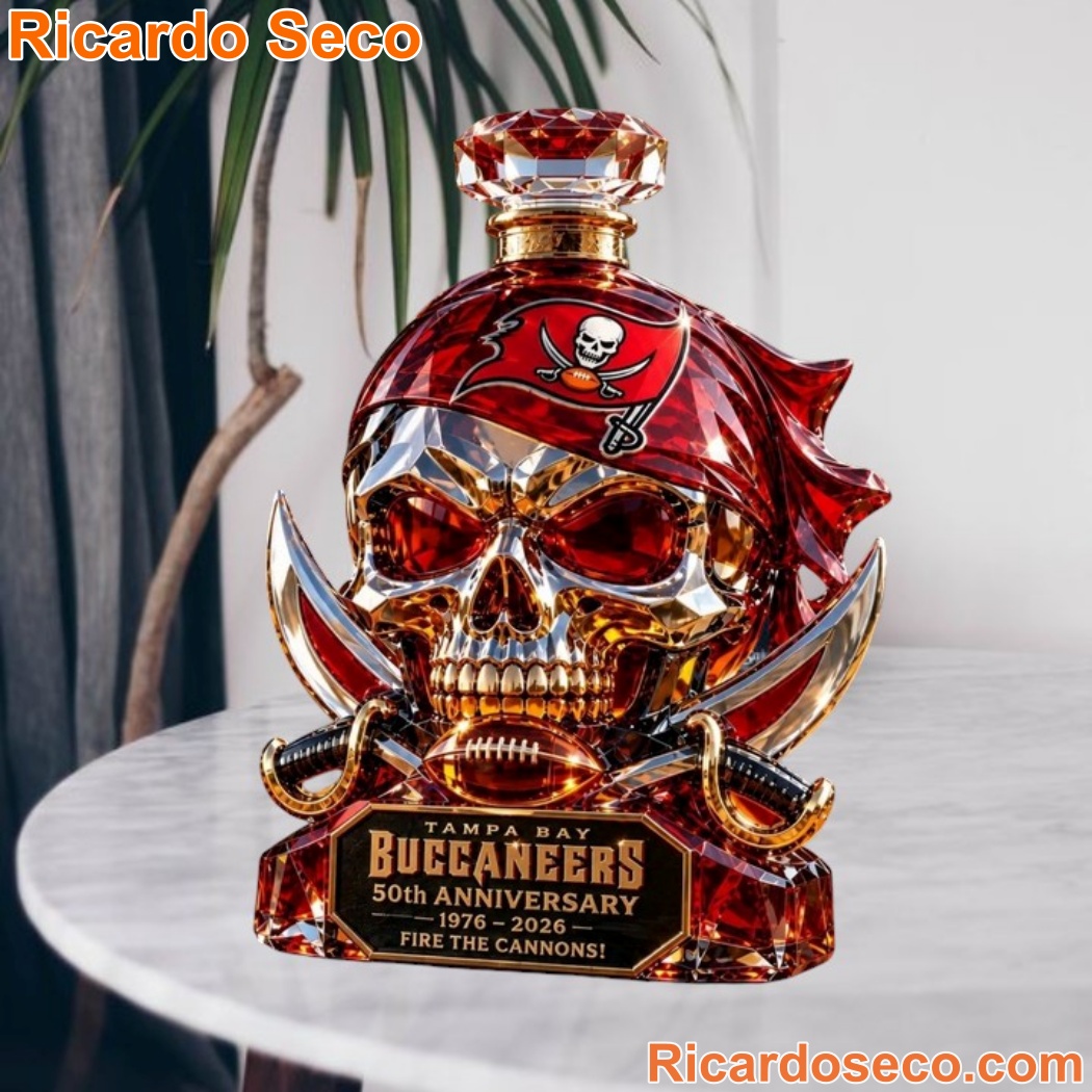 Tampa Bay Buccaneers 50th Anniversary Skull Pirate Whiskey Bottle axDLPZ7